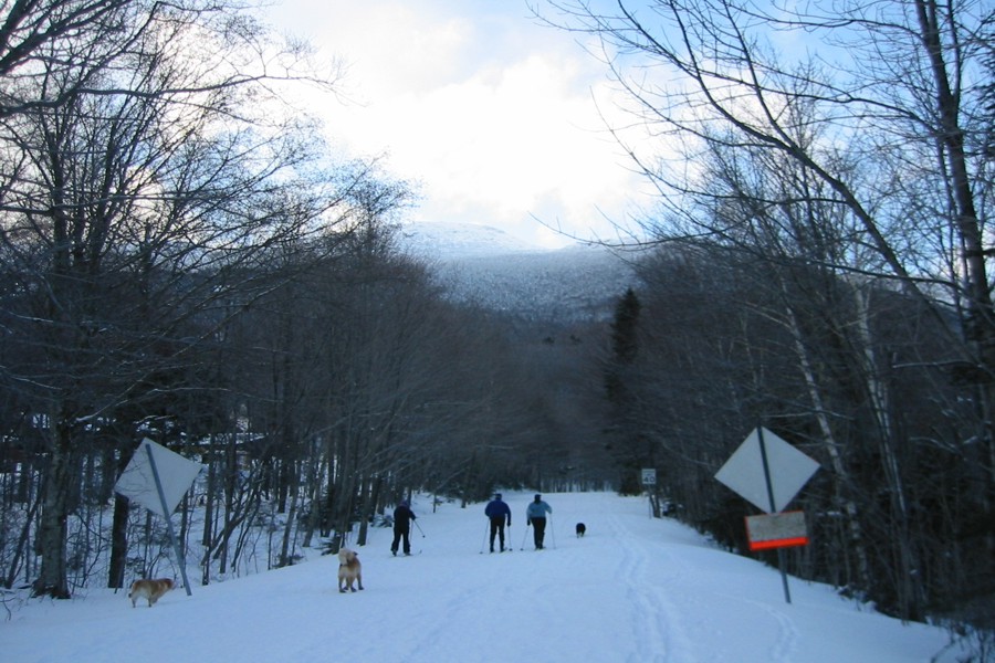 ../image/hiking to a sledding hill.jpg